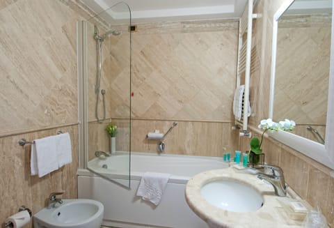 Shower, free toiletries, hair dryer, bidet