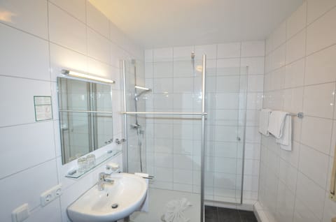 Comfort Quadruple Room, Balcony, Mountain View | Bathroom | Shower, hair dryer, bathrobes, towels