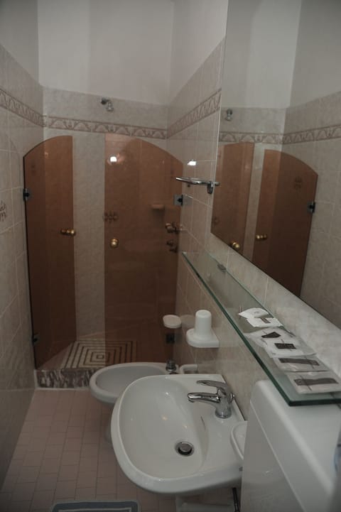 Superior Double Room, Balcony, Sea View | Bathroom | Shower, rainfall showerhead, free toiletries, hair dryer