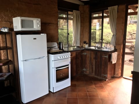 2 bedroom Valley View  Cottage  | Private kitchen | Full-size fridge, microwave, oven, stovetop