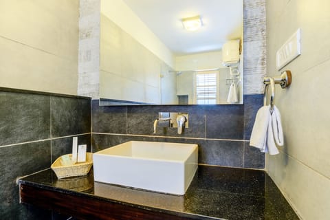 Deluxe Room | Bathroom sink