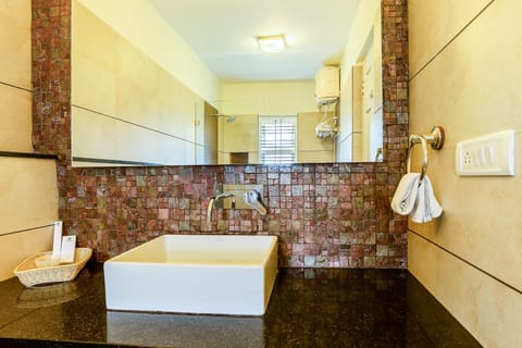 Deluxe Room | Bathroom | Shower, free toiletries, towels