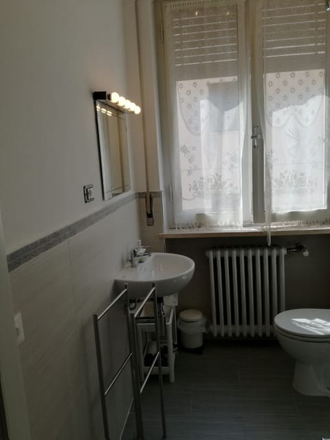 Quadruple Room, Ensuite (with balcony) | Bathroom | Shower, free toiletries, hair dryer, bidet