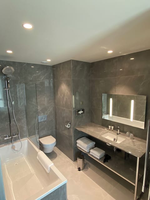 Standard Double Room | Bathroom | Combined shower/tub, free toiletries, hair dryer, slippers