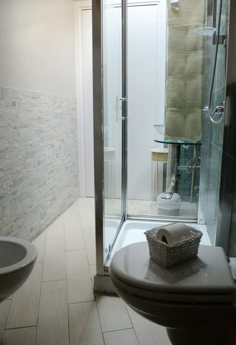 Superior Double Room (Tortora) | Bathroom | Shower, free toiletries, hair dryer, towels