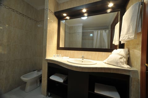 Senior Suite | Bathroom | Deep soaking tub, free toiletries, hair dryer, slippers