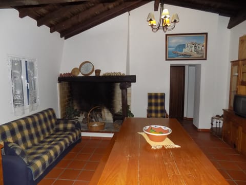 House with 3 Bedrooms Felicidadehauses | Living area | TV, foosball, table tennis, books