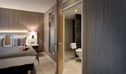 Superior Room, 1 King Bed, Accessible | Premium bedding, in-room safe, blackout drapes, soundproofing