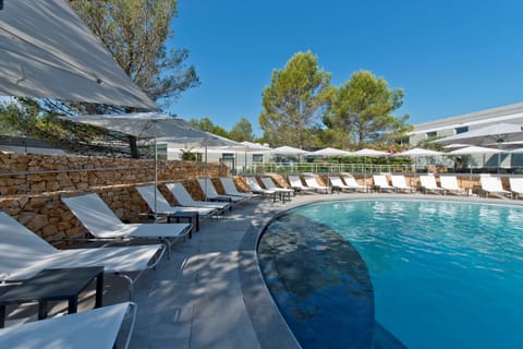 Seasonal outdoor pool, pool umbrellas, sun loungers