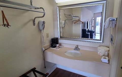 Combined shower/tub, free toiletries, hair dryer, towels