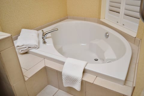 Separate tub and shower, free toiletries, hair dryer, towels