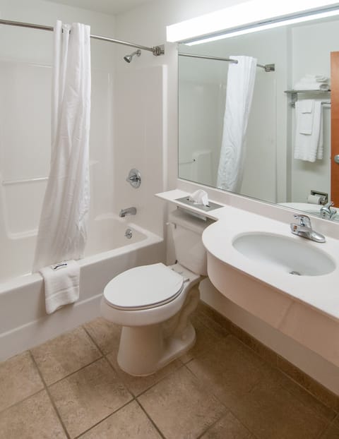 Combined shower/tub, free toiletries, hair dryer, towels