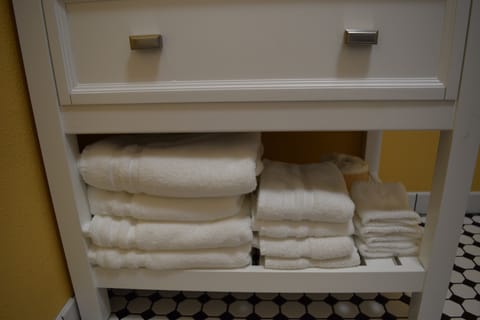 Deluxe Suite 2 King Beds Kitchenette No Pets | Bathroom amenities | Combined shower/tub, hair dryer, towels