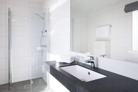 Desk, blackout drapes, free internet, bed sheets