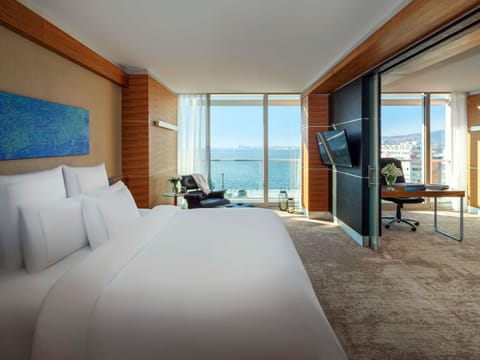 Business Suite Sea View 1 King Bed | Premium bedding, minibar, in-room safe, individually decorated