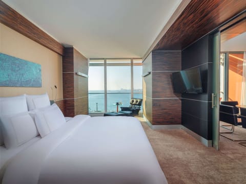 Business Suite Sea View 1 King Bed | Premium bedding, minibar, in-room safe, individually decorated