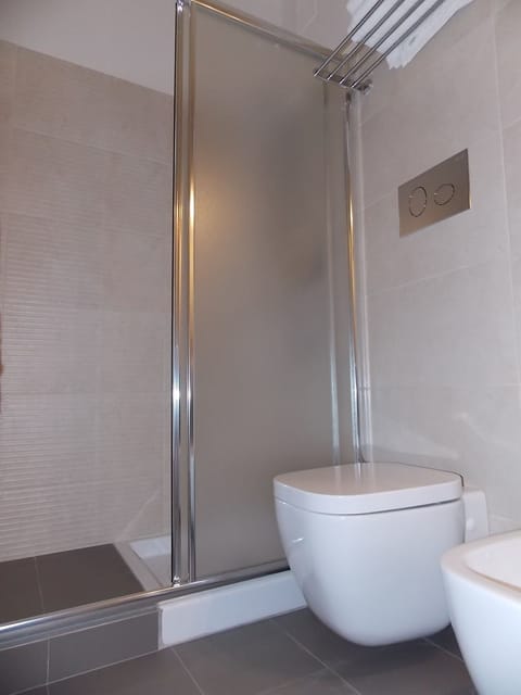 Double Room | Bathroom | Shower, free toiletries, hair dryer, bidet