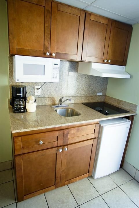 Non-Oceanfront Efficiency Pool View Room | Private kitchenette | Mini-fridge, microwave, coffee/tea maker