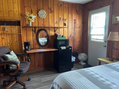 Classic Cabin, Refrigerator & Microwave (Cabin 5) | Individually decorated, individually furnished, desk, laptop workspace