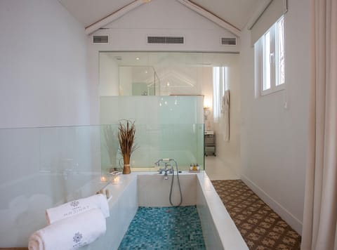 Junior Suite | Deep soaking bathtub