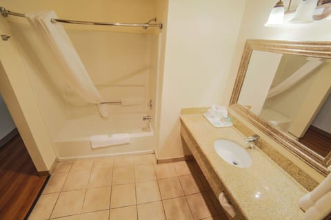 Combined shower/tub, free toiletries, hair dryer, towels