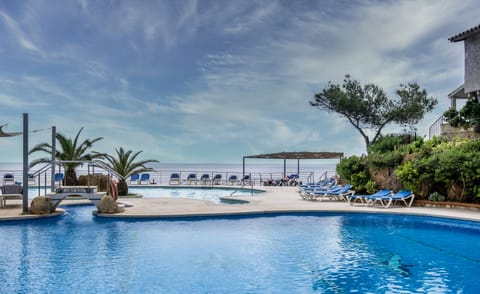 Indoor pool, seasonal outdoor pool, sun loungers