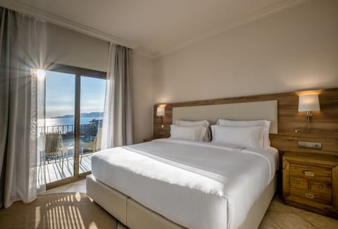 Double Room, Sea View | In-room safe, desk, iron/ironing board, cribs/infant beds