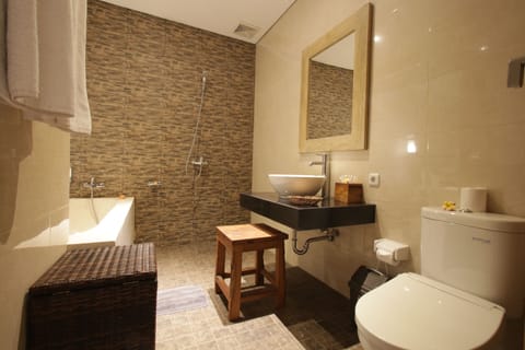 Deluxe Suite | Bathroom | Separate tub and shower, deep soaking tub, rainfall showerhead