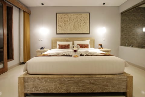 Deluxe Suite | In-room safe, desk, soundproofing, rollaway beds