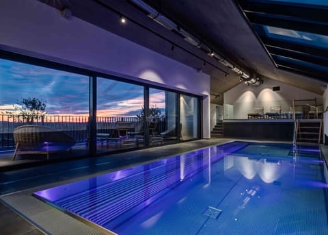 Indoor pool, sun loungers