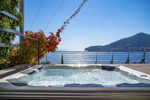 Luxury Penthouse, 3 Bedrooms, Sea View | Private spa tub