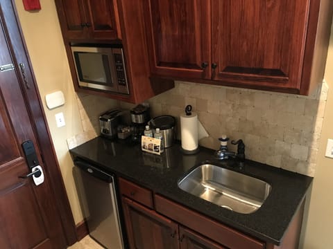 Suite, 1 King Bed, Kitchenette, Annex Building | Private kitchenette | Mini-fridge, microwave, cookware/dishes/utensils