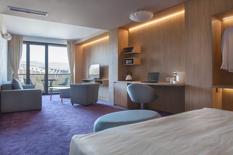 Junior Suite | Premium bedding, minibar, in-room safe, desk