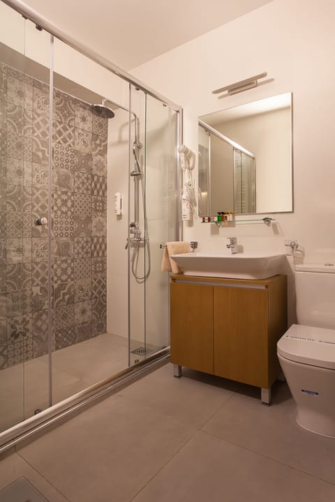 Junior Suite | Bathroom | Shower, rainfall showerhead, free toiletries, hair dryer