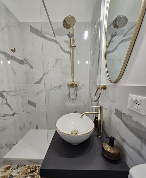 Dorsoduro | Bathroom | Shower, hair dryer, slippers, bidet