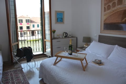 San Polo Canal View | Soundproofing, free WiFi, bed sheets