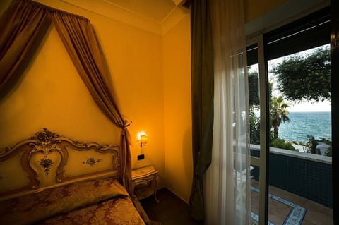 Double Room, 1 Double Bed, Balcony, Sea View | Premium bedding, minibar, in-room safe, cribs/infant beds