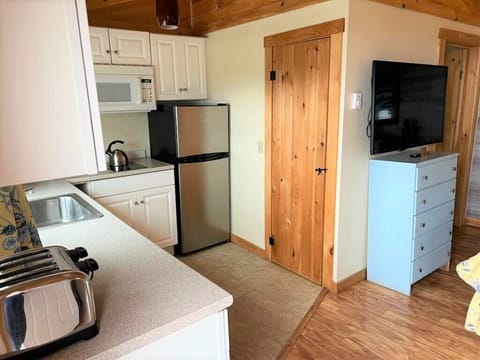 Deluxe Cottage, 2 Queen Beds, Kitchenette, Ocean View | Private kitchen