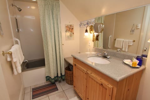 Comfort Double Room | Bathroom | Free toiletries, towels