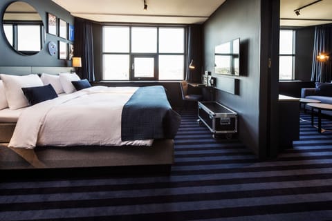 Junior Suite | In-room safe, blackout drapes, free WiFi, bed sheets