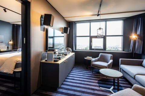 Junior Suite | In-room safe, blackout drapes, free WiFi, bed sheets