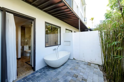 Premier Double or Twin Room | Deep soaking bathtub