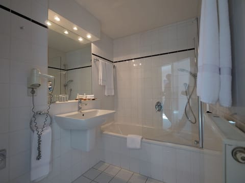 Standard Single Room, 1 Bedroom | Bathroom | Free toiletries, hair dryer, towels