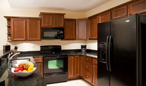 Full-size fridge, microwave, oven, stovetop