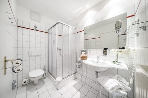 Double Room Single Use | Bathroom | Shower, hair dryer, towels