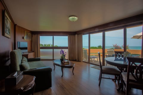 Suite, Sea View | Living room | 40-inch LCD TV with satellite channels, TV