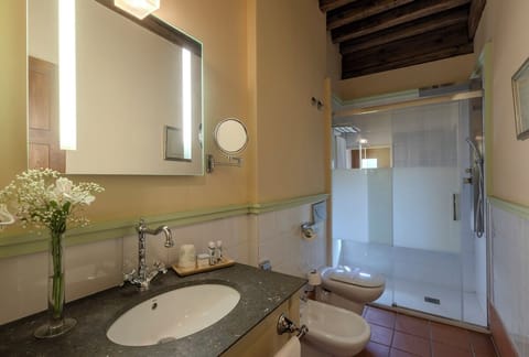 Room (Zona Claustro) | Bathroom | Shower, eco-friendly toiletries, hair dryer, towels