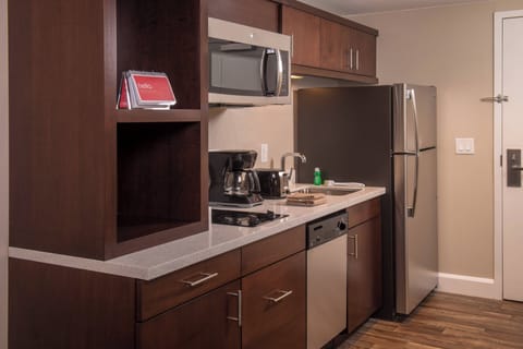 Full-size fridge, microwave, stovetop, dishwasher