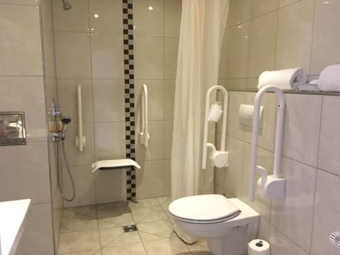 Senior Double Room | Bathroom | Free toiletries, hair dryer, towels