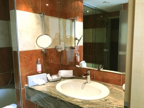 Comfort Suite | Bathroom | Free toiletries, hair dryer, towels